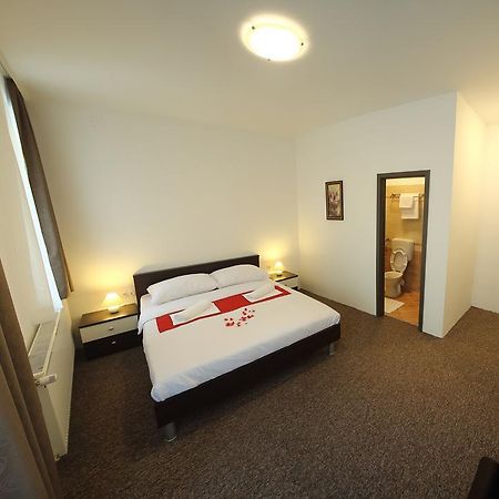 Sobe Oliva Hotel Загреб Екстериор снимка